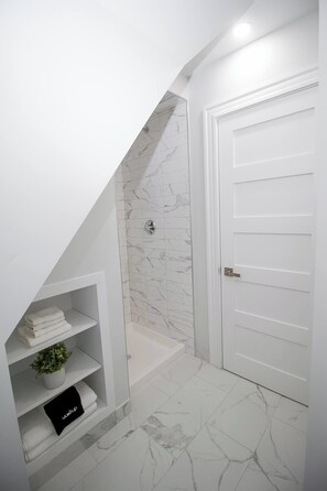Secador de pelo, toallas, jabón, shampoo