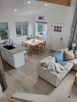 Living area - Sailor's Rest - A three-bedroom modern house in Homer! (Homer)