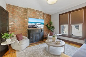 TV, fireplace