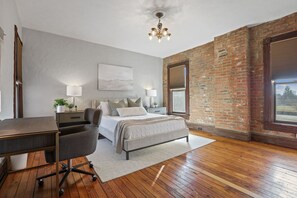 2 slaapkamers, een bureau, een strijkplank/strijkijzer, wifi