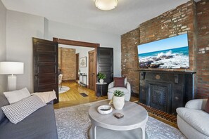 Televisie en een open haard