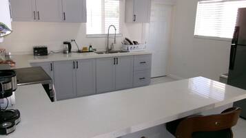 Micro-ondes, four, plaque de cuisson
