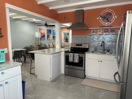 Cozy 2-BR 2-BA bungalow near beaches and  7-Mile Bridge - Pet Friendly!