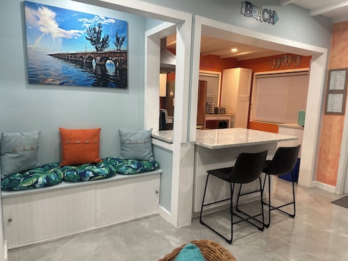 Cozy 2-BR 2-BA bungalow near beaches and  7-Mile Bridge - Pet Friendly!