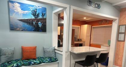 Cozy 2-BR 2-BA bungalow near beaches and 7-Mile Bridge - Pet Friendly!