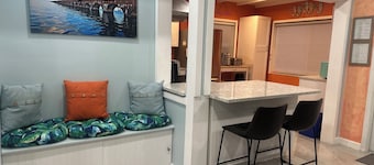 Cozy 2-BR 2-BA bungalow near beaches and 7-Mile Bridge - Pet Friendly!