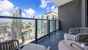 Balcony - Modern DTW Miami Escape with Water Views (Miami)
