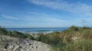 Aurinkotuoleja, rantapyyhkeitä