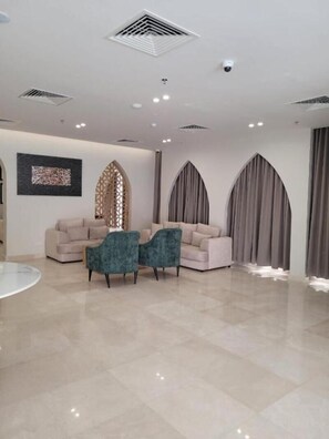 Lobby sitting area - Qurtuba Al Azizia 2 Hotel (Makkah)