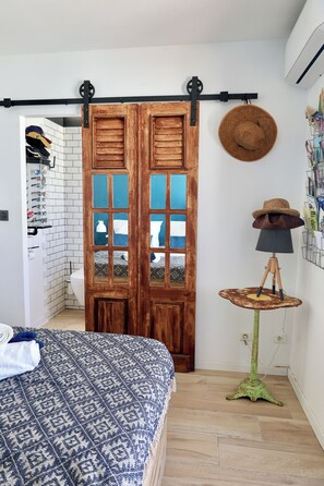 2 bedrooms, desk, iron/ironing board, travel crib