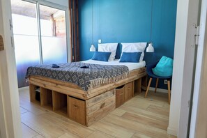 2 habitaciones, escritorio y tabla de planchar con plancha