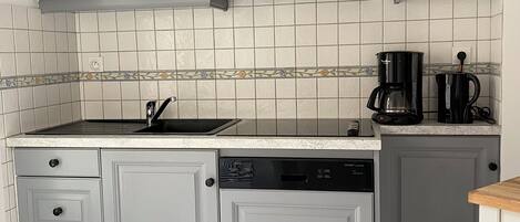 Refrigerador, microondas, horno, placa de cocina