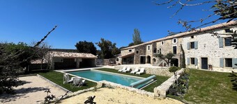 Charming Provencal farmhouse with swimming pool near the Château de Grignan