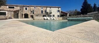 Charming Provencal farmhouse with swimming pool near the Château de Grignan