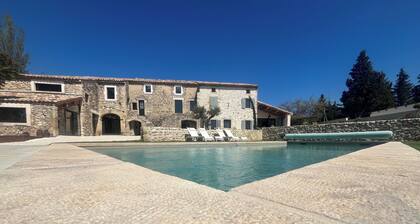 Charming Provencal farmhouse with swimming pool near the Château de Grignan