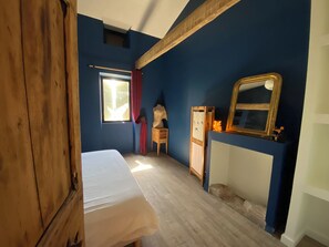 3 slaapkamers, een strijkplank/strijkijzer, reisbedje, gratis wifi