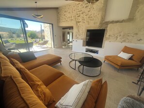 Télévision, jeux vidéo, lecteur de DVD, table de tennis de table