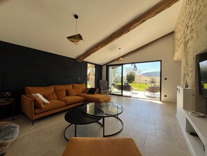 Fernseher, Videospiele, DVD-Player, Tischtennisplatte