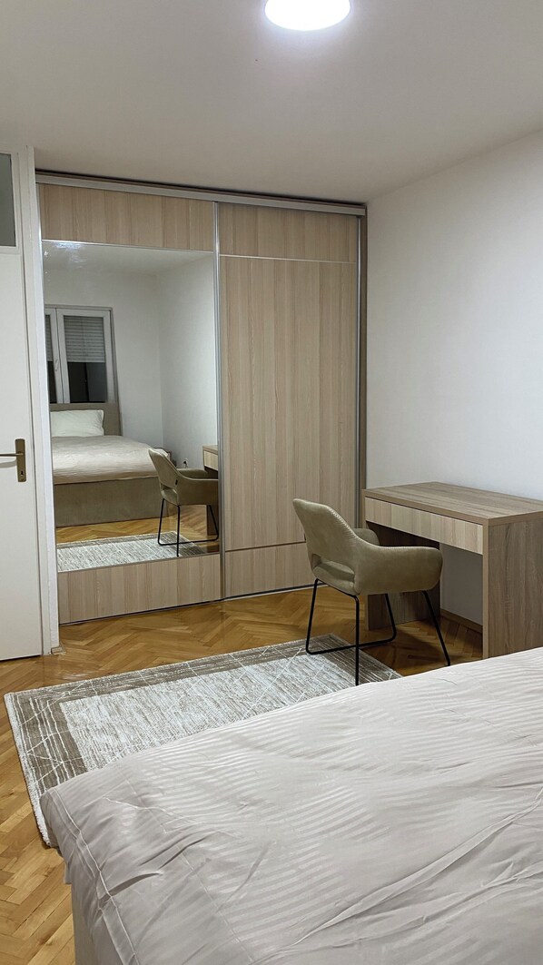 2 slaapkamers, een strijkplank/strijkijzer, wifi