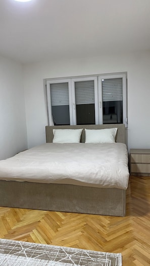 2 habitaciones, escritorio, tabla de planchar con plancha y wifi 