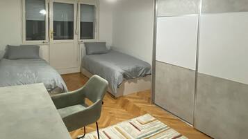 2 bedrooms, iron/ironing board, WiFi