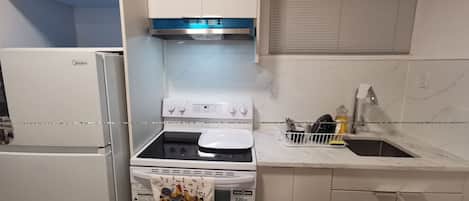 Refrigerador, microondas, tetera/pava eléctrica, tostadora