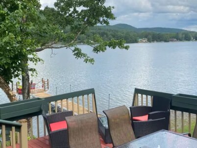 Amazing lakeside cottage, stunning view & Sunsets!