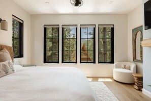 4 Schlafzimmer, Schreibtisch, Bügeleisen/Bügelbrett, Reisekinderbett