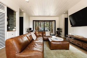 Fernseher, Kamin, Videospiele, Tischtennisplatte