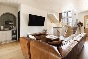 Télévision, cheminée, jeux vidéo, table de tennis de table