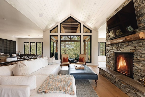 Fernseher, Kamin, Videospiele, Tischtennisplatte