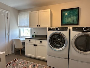 Interior - Clean, Spacious 5BR 3.5 bath home conveniently located in charming Traverse City (Traverse City)