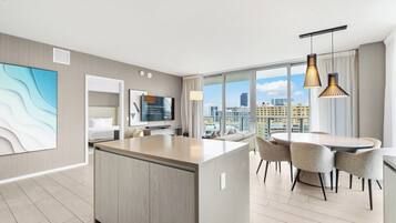 3 soverom, safe på rommet, skrivebord og reiseseng for barn