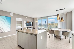 3 bedrooms, in-room safe, desk, travel crib - Luxury Condo with Wraparound Balcony & Panoramic Water Views (Hollywood)