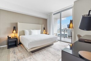 3 室のベッドルーム、セーフティボックス (室内)、デスク、旅行用ベビーベッド