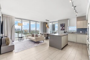 TV - Luxury Condo with Wraparound Balcony & Panoramic Water Views (Hollywood)