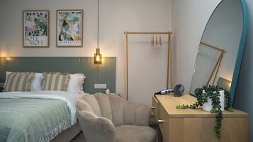 2 habitaciones, escritorio y tabla de planchar con plancha