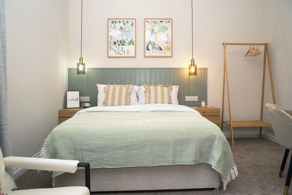 2 habitaciones, escritorio y tabla de planchar con plancha