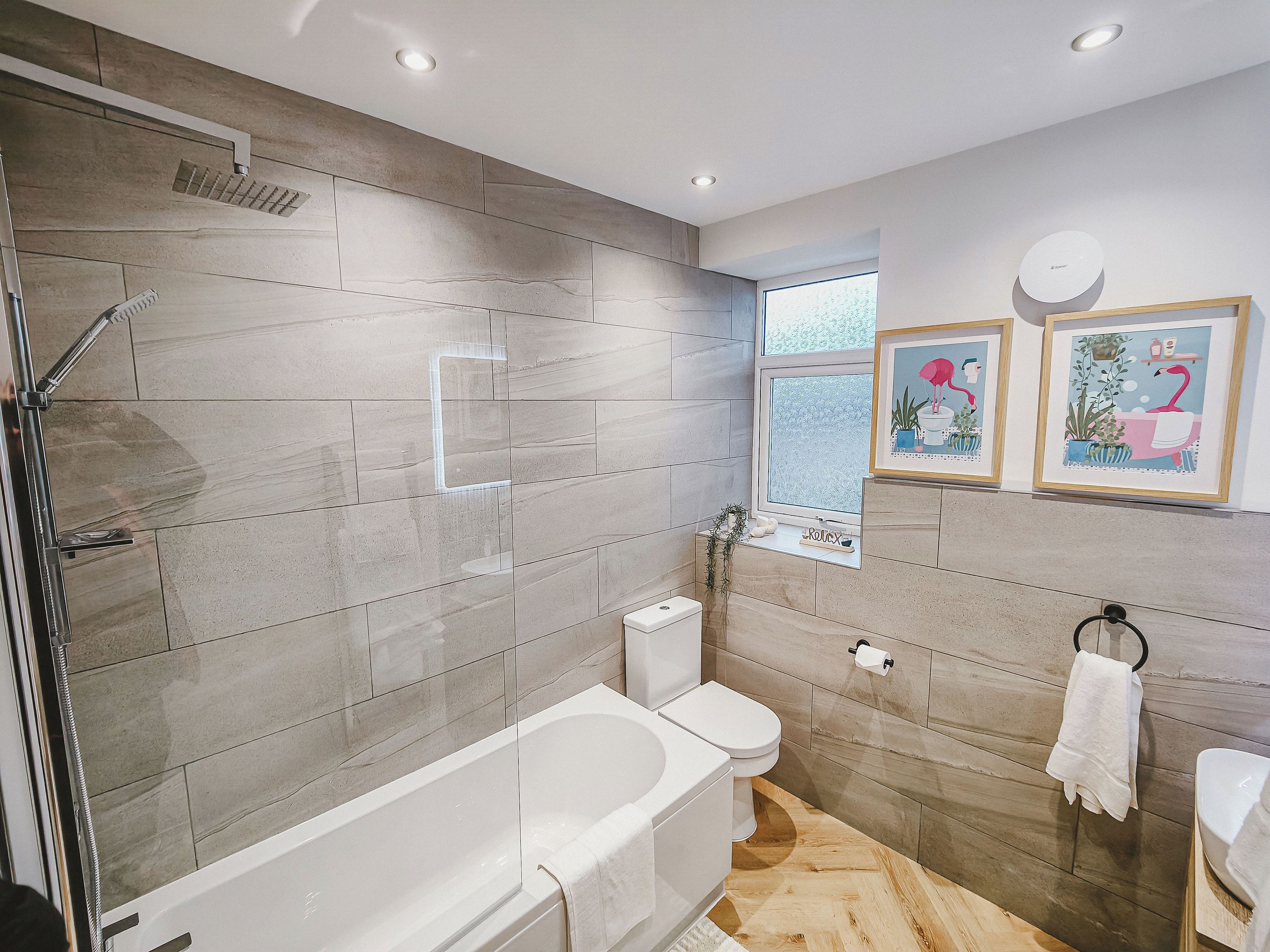 Asciugacapelli, asciugamani, sapone, shampoo