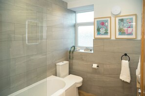 Hair dryer, towels, soap, shampoo - The Postman’s Hut — a stunning, newly refurbished retreat in the heart of Amble. (Amble)