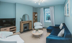 Smart TV, books - The Postman’s Hut — a stunning, newly refurbished retreat in the heart of Amble. (Amble)