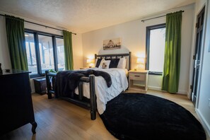 3 bedrooms, iron/ironing board, travel cot, WiFi - Black Bear's Riverside Chalet (Helen)