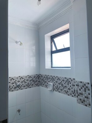 Douche, bidet, serviettes fournies, savon