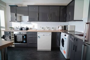 Geladeira, micro-ondas, fogão, cooktop