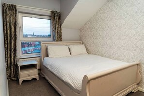 3 bedrooms, iron/ironing board, free WiFi, bed sheets - Central Apartment in Belfast City Centre (Belfast)