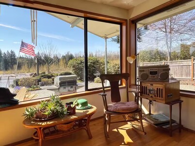 1 Bedroom Retro Riverside Home with view !