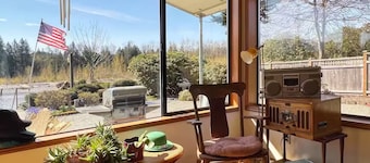 1 Bedroom Retro Riverside Home with view !