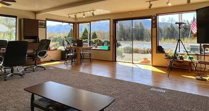 1 Bedroom Retro Riverside Home with view !