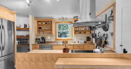 Walk to harbor & Main St shops/restaurants. Front unit of Castine village house.