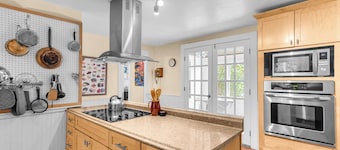 Walk to harbor & Main St shops/restaurants. Front unit of Castine village house.